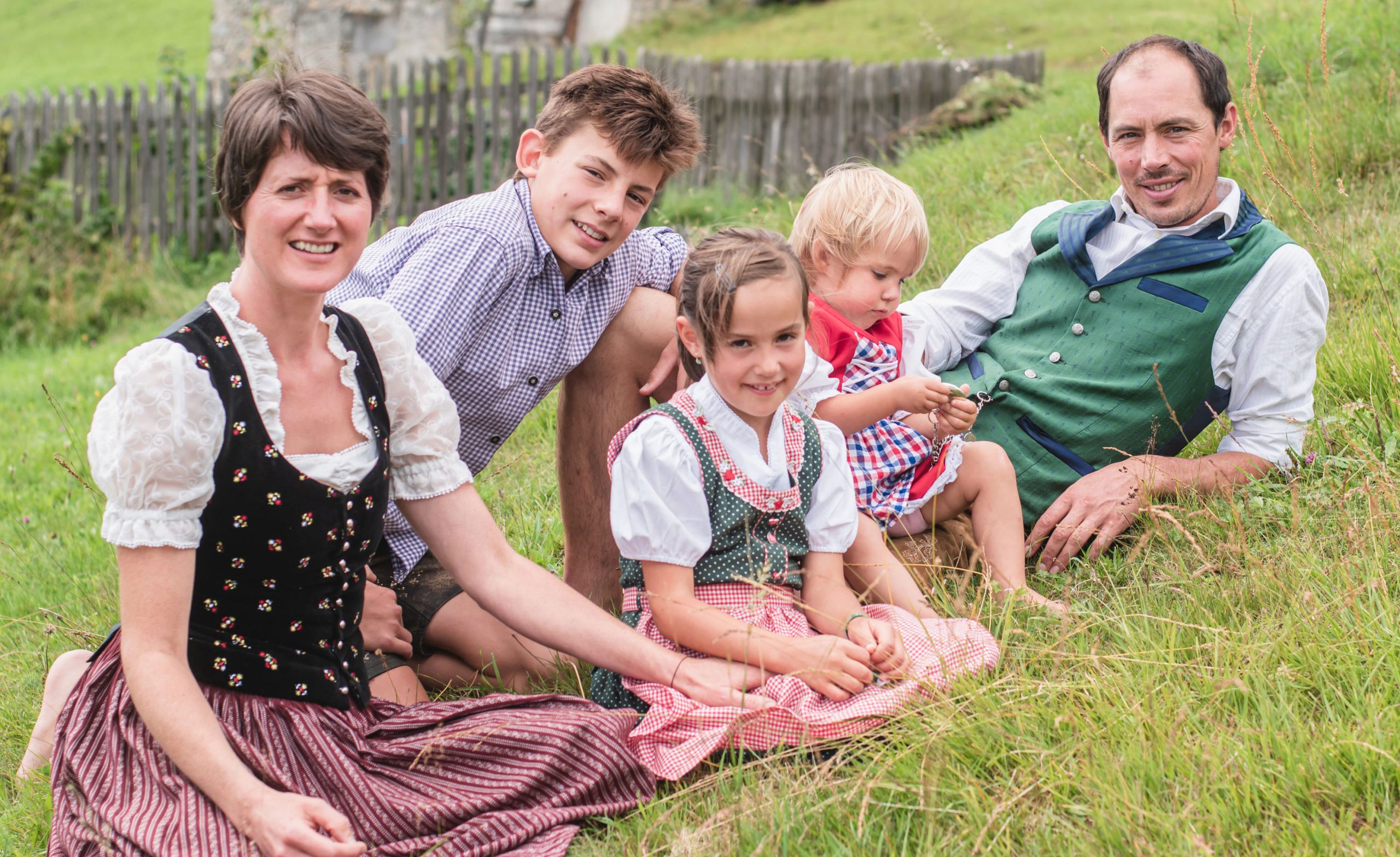 Familie Guist auf der Wiese vor dem Hof