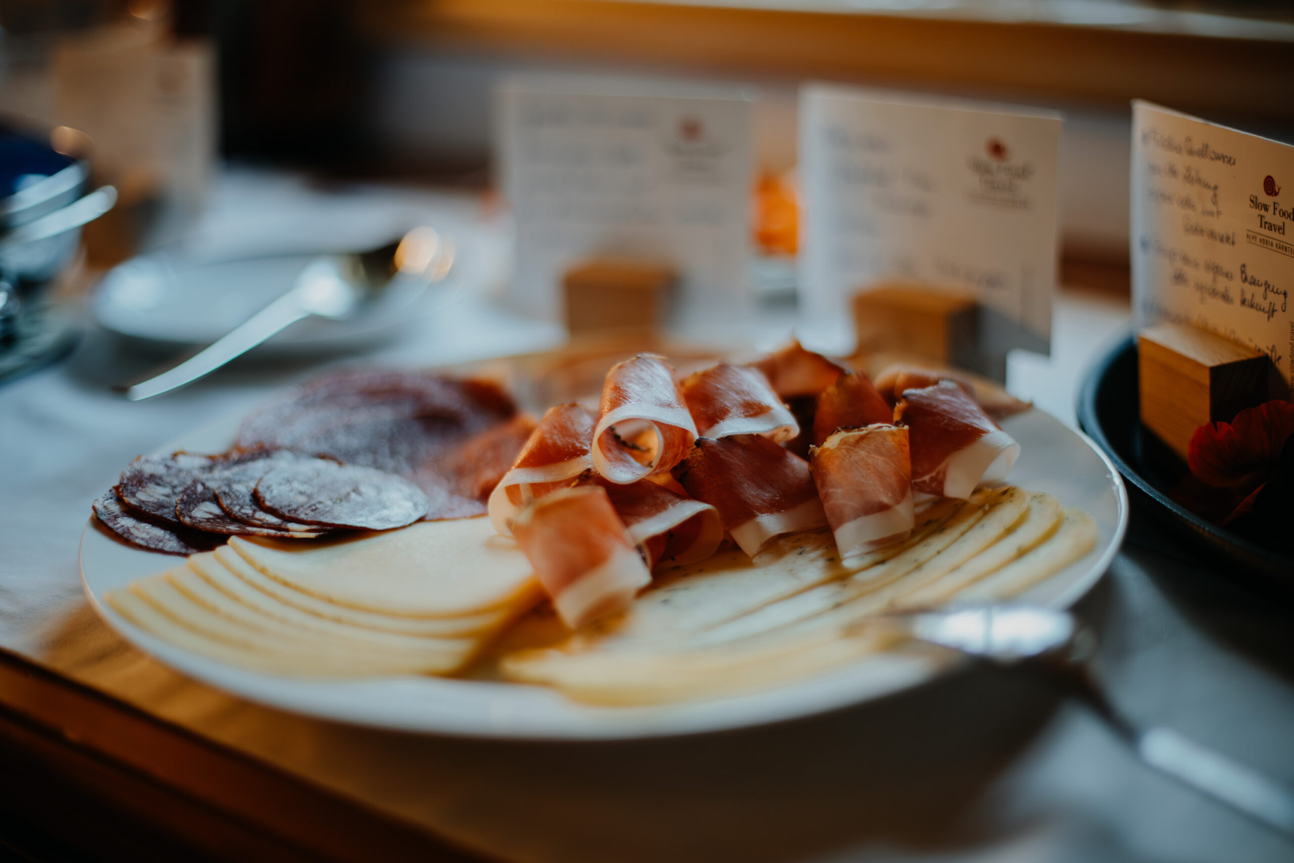 Hofeigener Käse und Speck am Buffet
