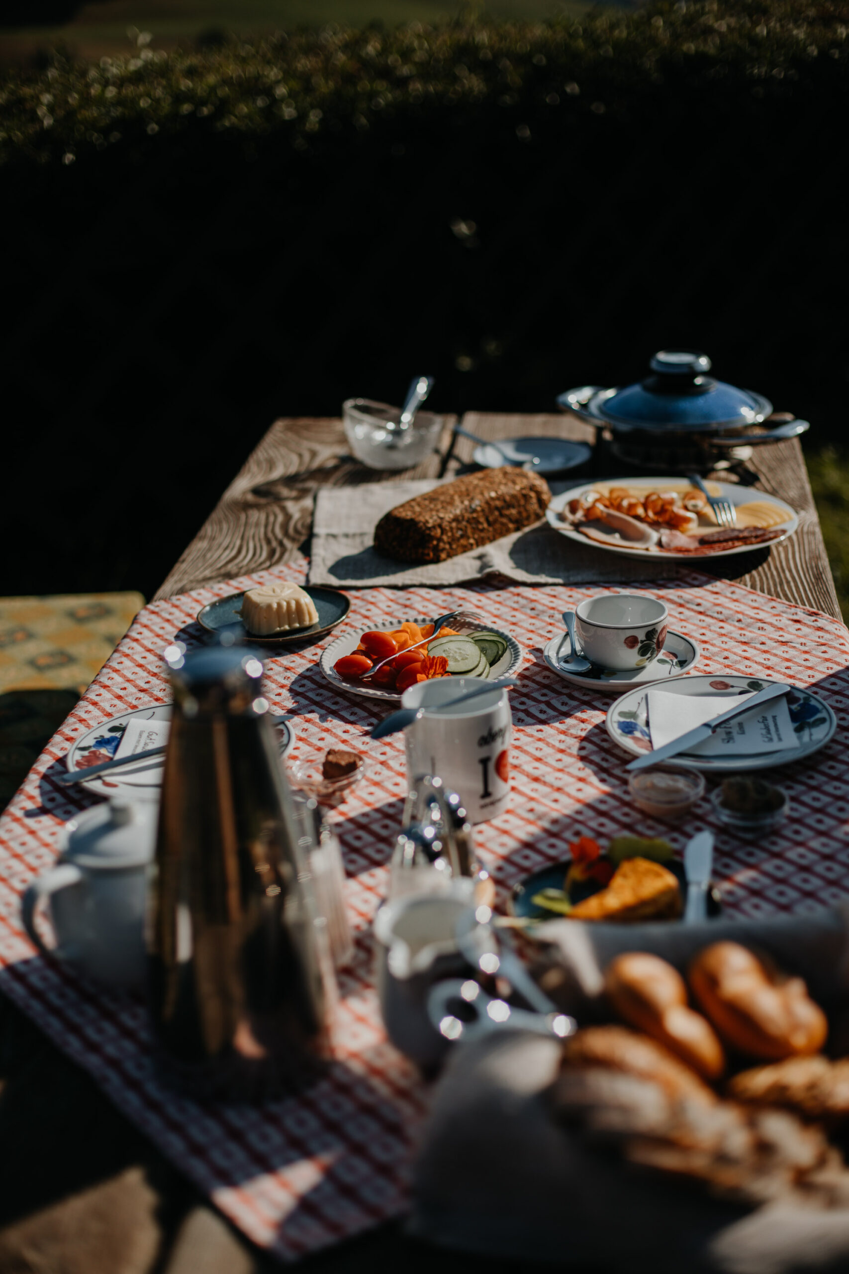 Gedeckter Frühstückstisch in der Bauernstube