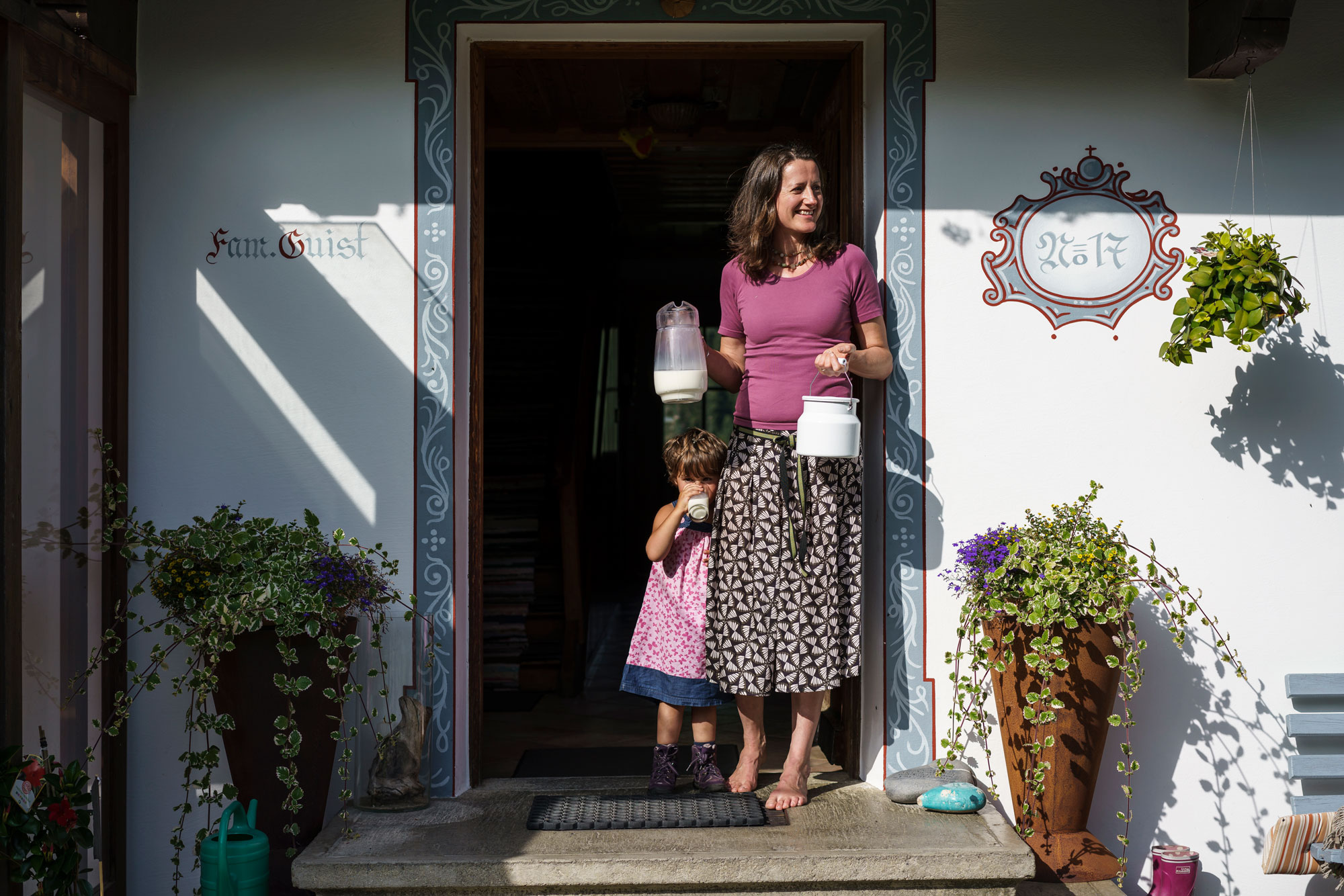 Elisabeth mit der Milchkanne in der Haustür