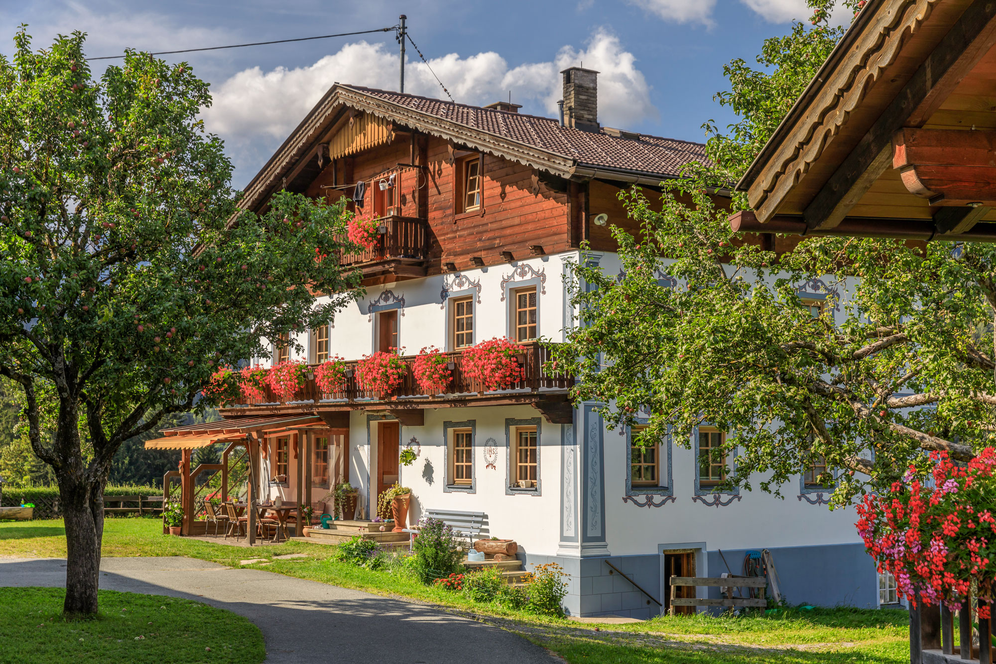 Das Bauernhaus des Ederhias mit Blumenschmuck an den Balkonen