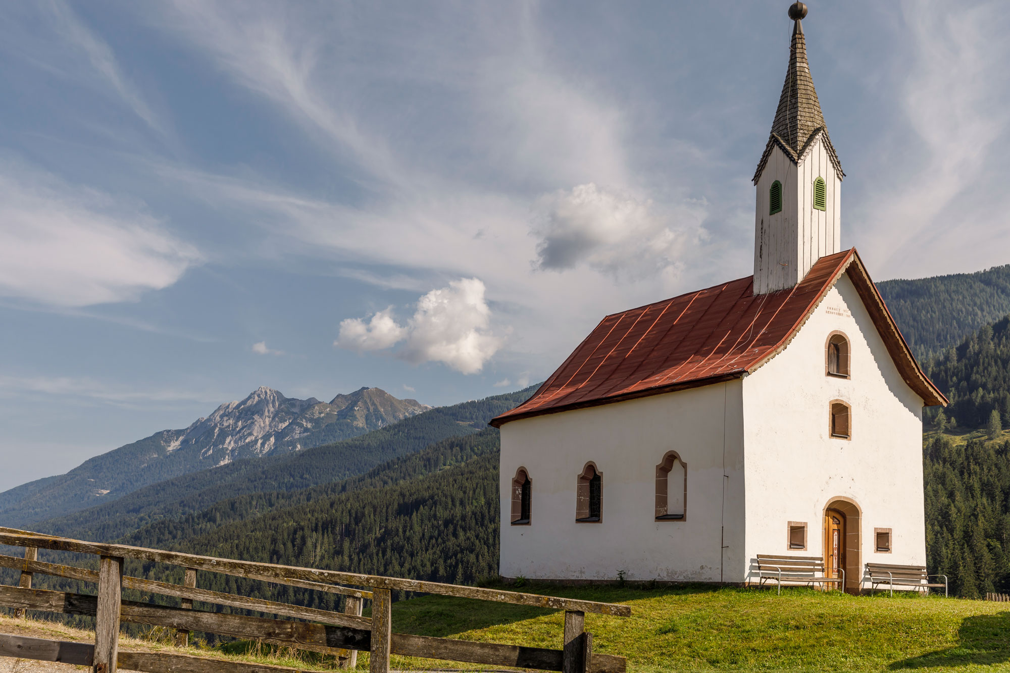 Die hofeigene Kapelle vor den Gipfeln der Karnischen Alpen