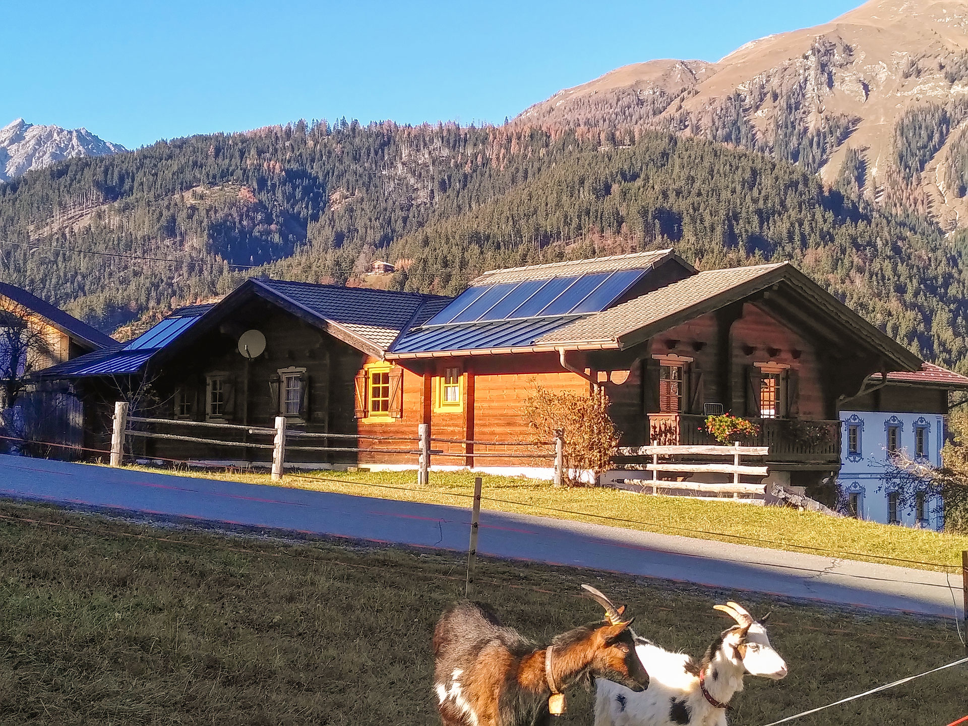 Das Holzblockhaus vor dem Bergpanorama des Lesachtals