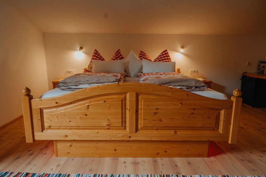 Vollholzbett im Doppelzimmer Riebenkofel
