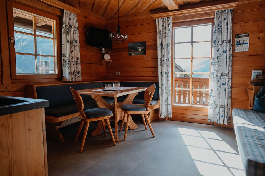 Wohnküche einer Ferienwohnung im Holzblockhaus